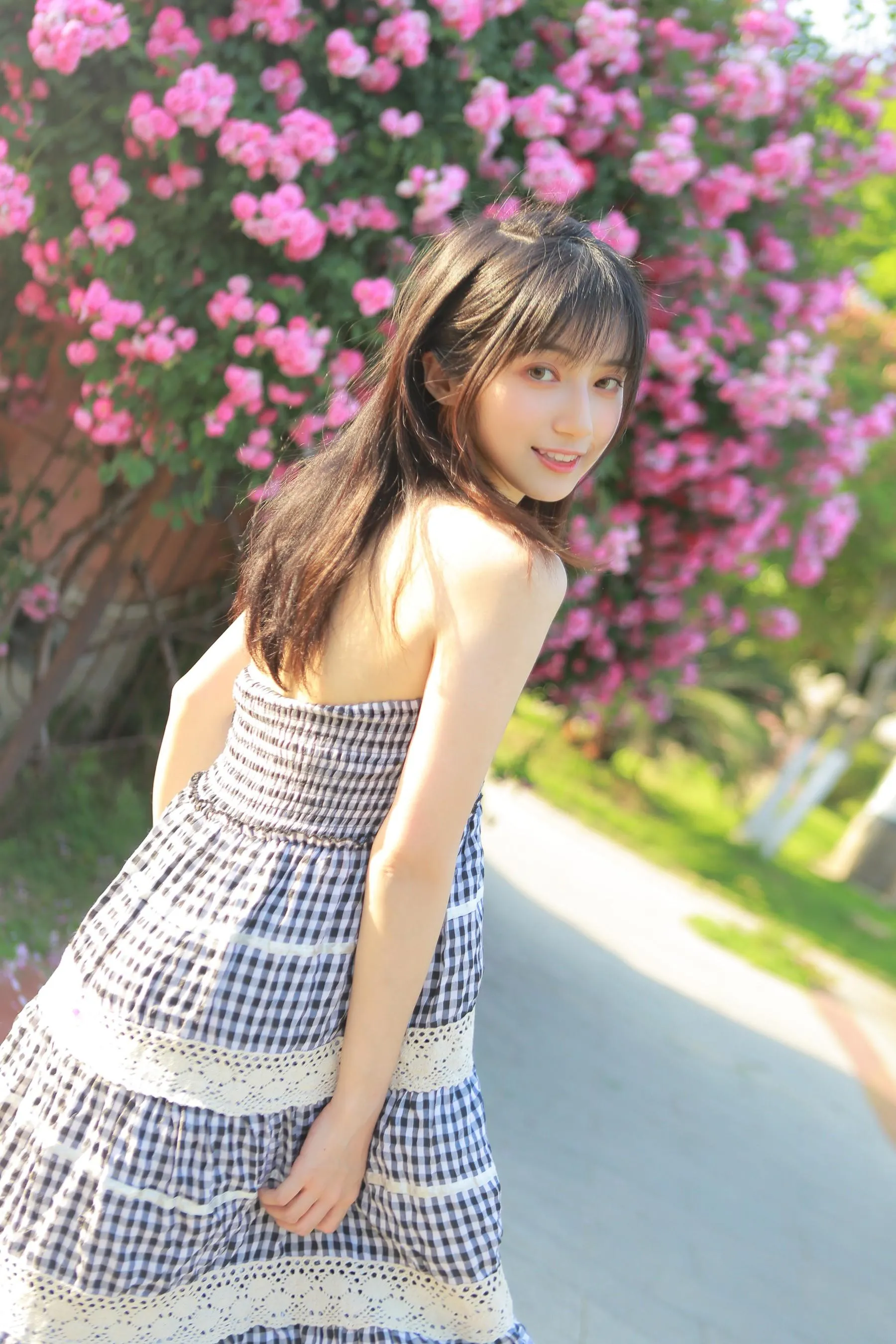 [艺图语] 2022.05.18 蔷薇迟开 月半了吧 [28P]插图